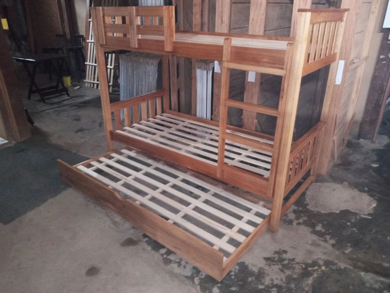 Treliche de madeira maciça com cama auxiliar abaixo