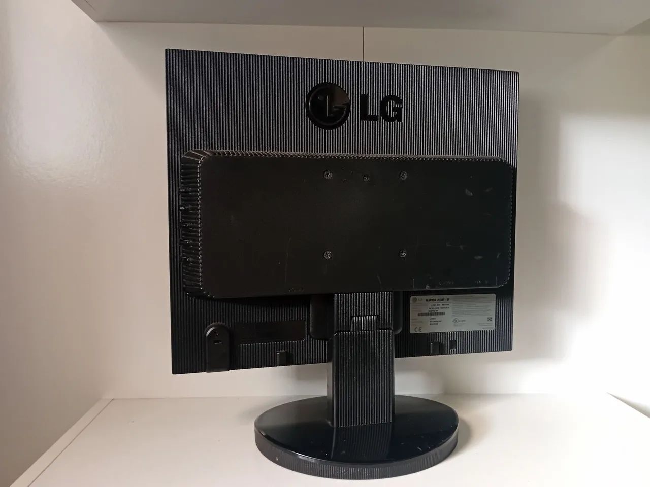Monitor LG Flatron L1753T-SF Usado - Foto 2