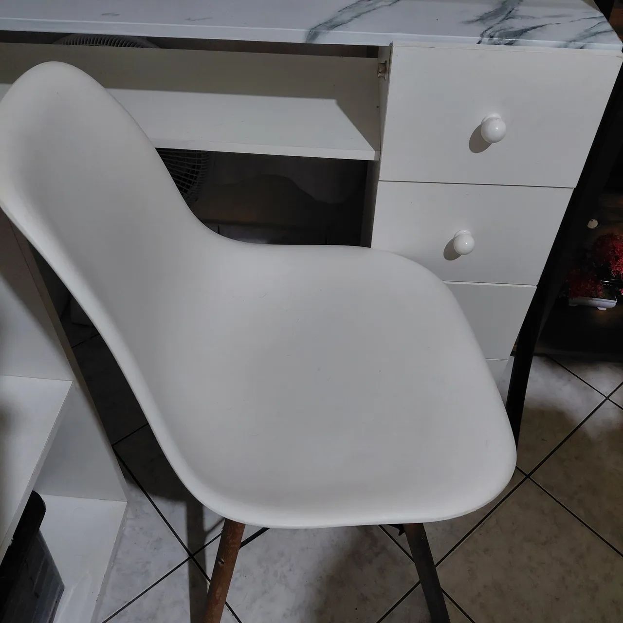 Vendo cadeira perna palito branca  - Foto 2