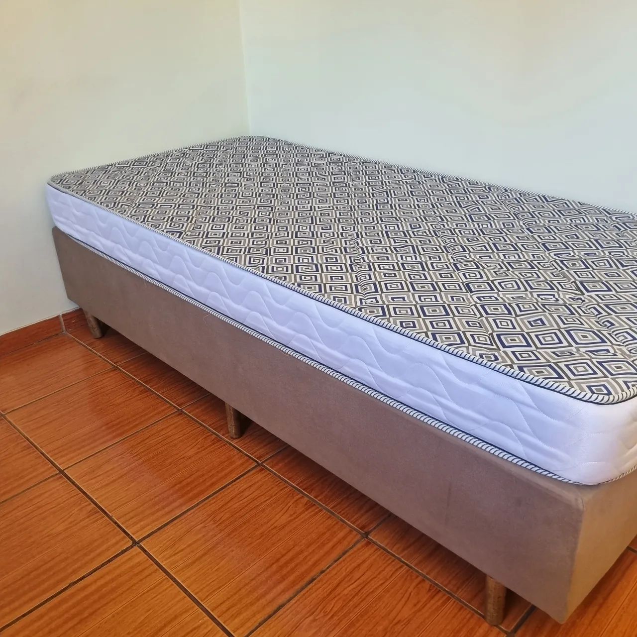 Cama box com colchão espuma D33 4 meses de uso