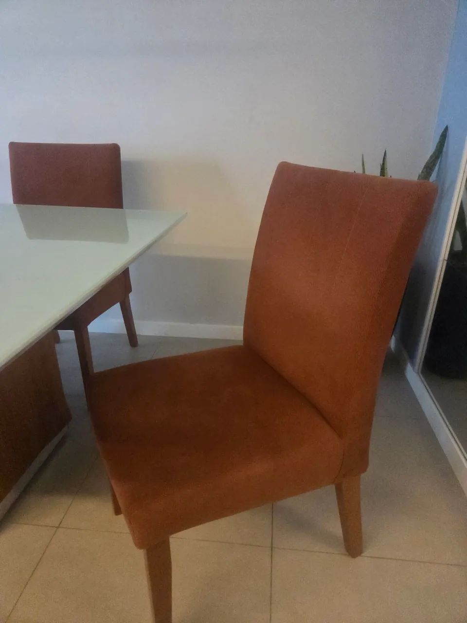 Mesa de Jantar com Tampo de Vidro e Cadeiras - Moderna e Elegante - Foto 2