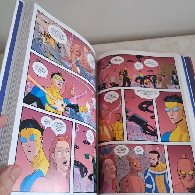 The Complete Invincible Library Volume 1 - Image Comics - Foto 3
