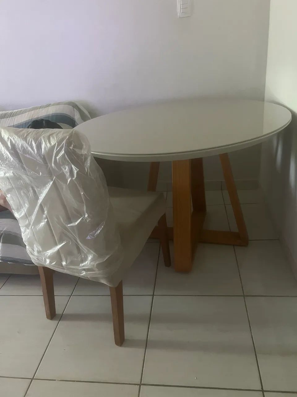 Mesa com 4 cadeiras  - Foto 2