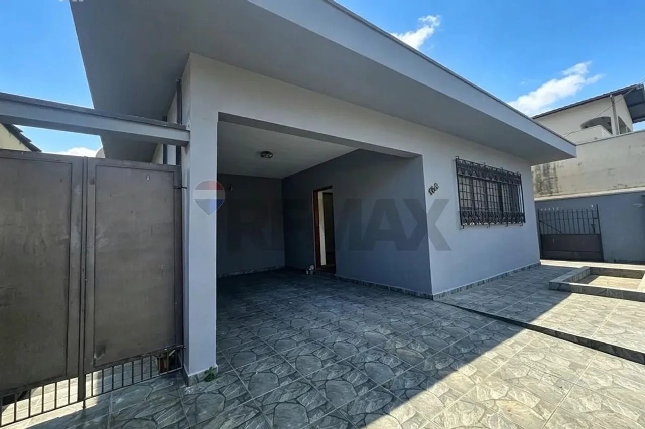 Casa à venda com 3 quartos, quintal e edícula no Nova Itapira em Itapira-SP