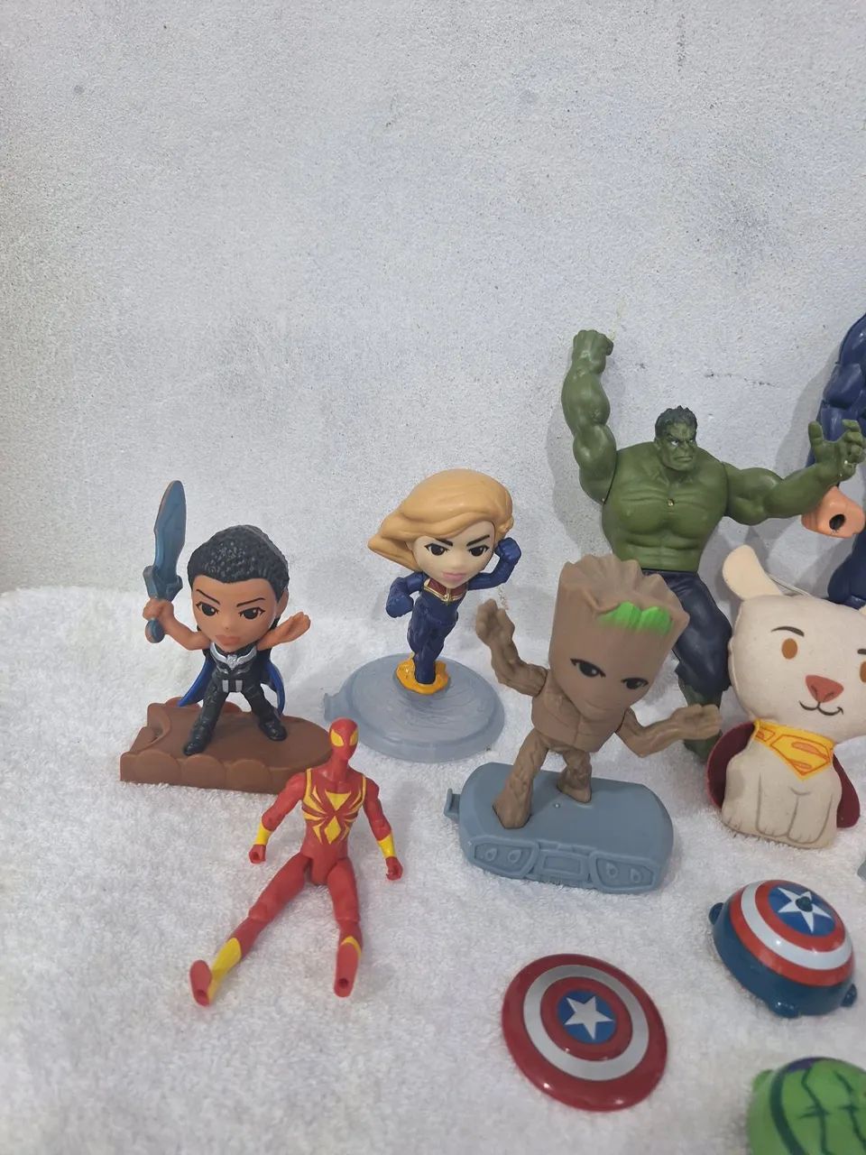 Lote de bonecos e brinquedos super heróis  - Foto 3