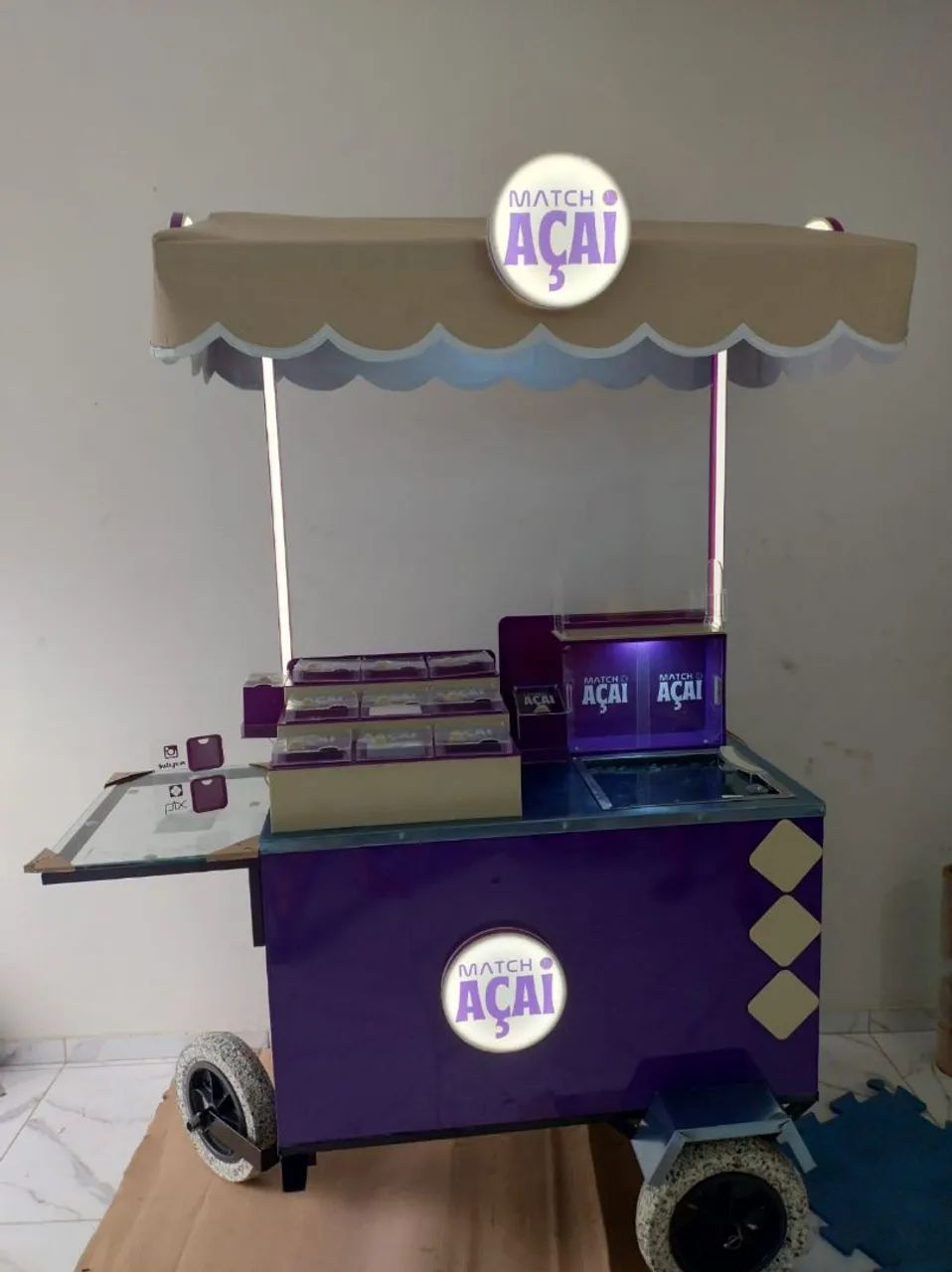 Carrinhos de açaí novos.