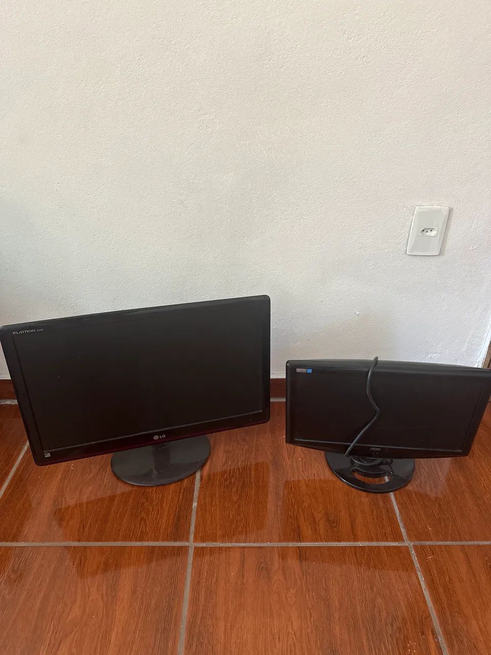 2 monitores LG e AOC