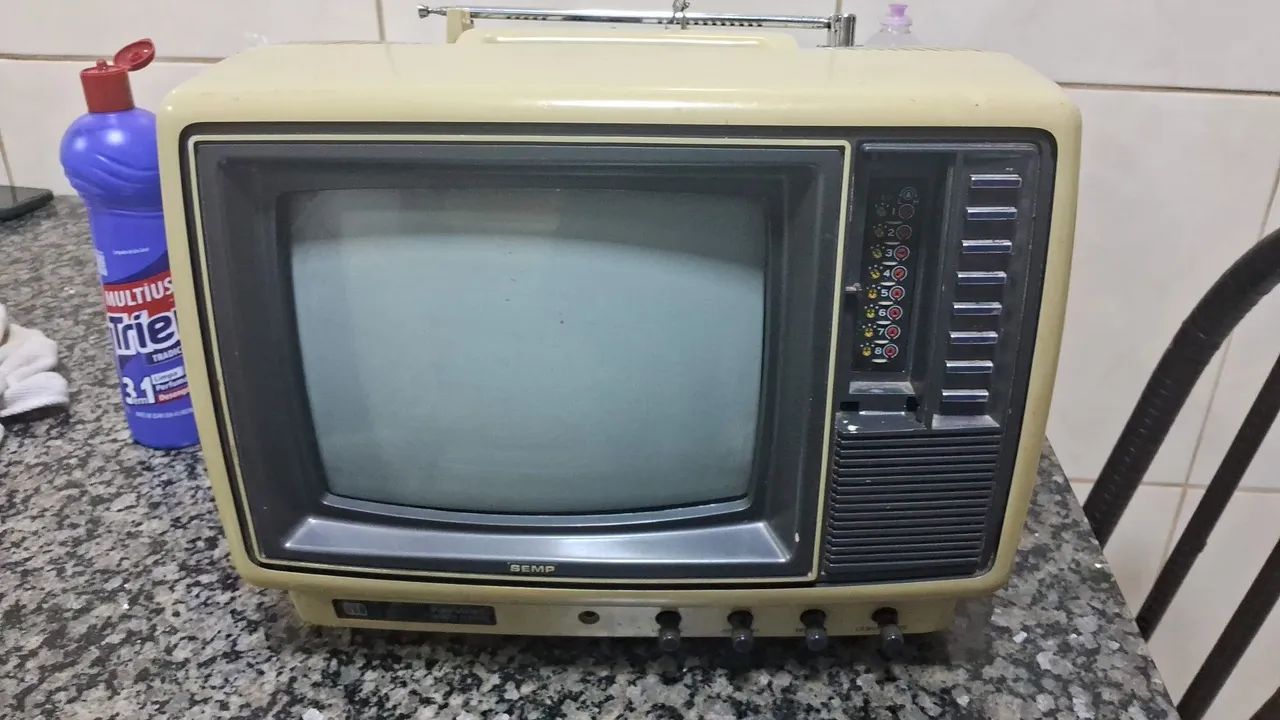 Uma pequena tv antiga  - Foto 2