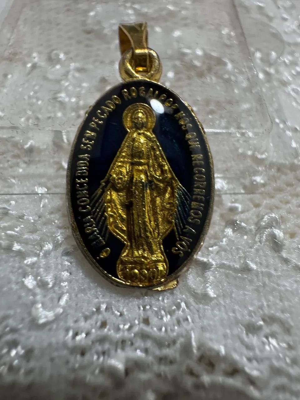 PINGENTE/MEDALHINHA VIRGEM MARIA COM INSCRIÇÃO 