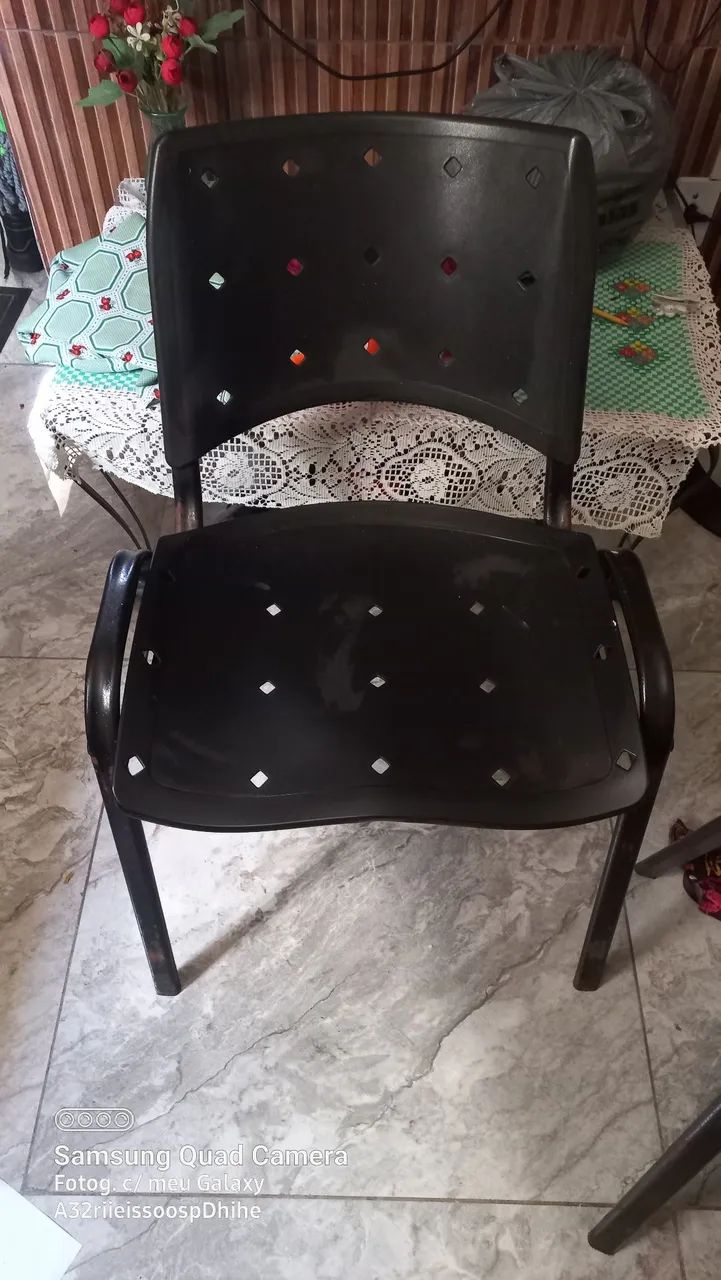 Vendo 2 cadeiras por R$80,00.