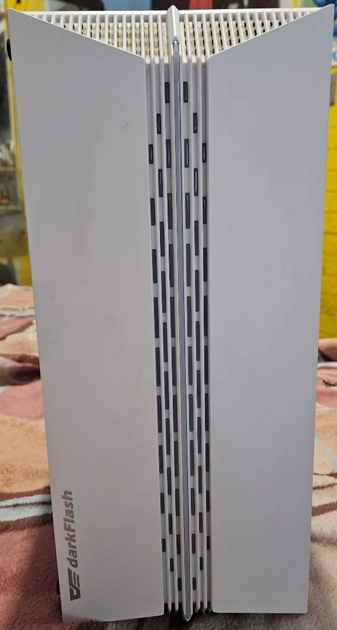 Gabinete gamer branco com RGB