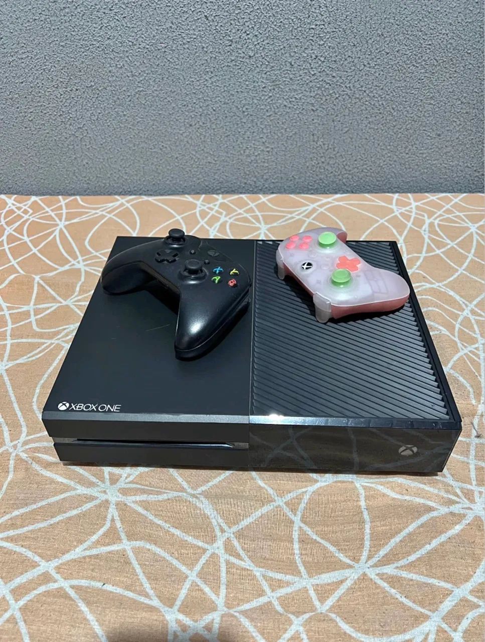 XBOX ONE + 2 CONTROLES