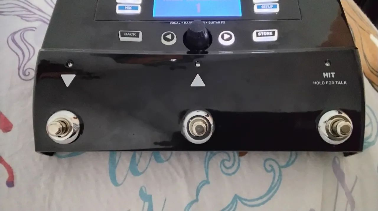 Pedaleira TC Helicon Play Acoustic para voz e instrumento