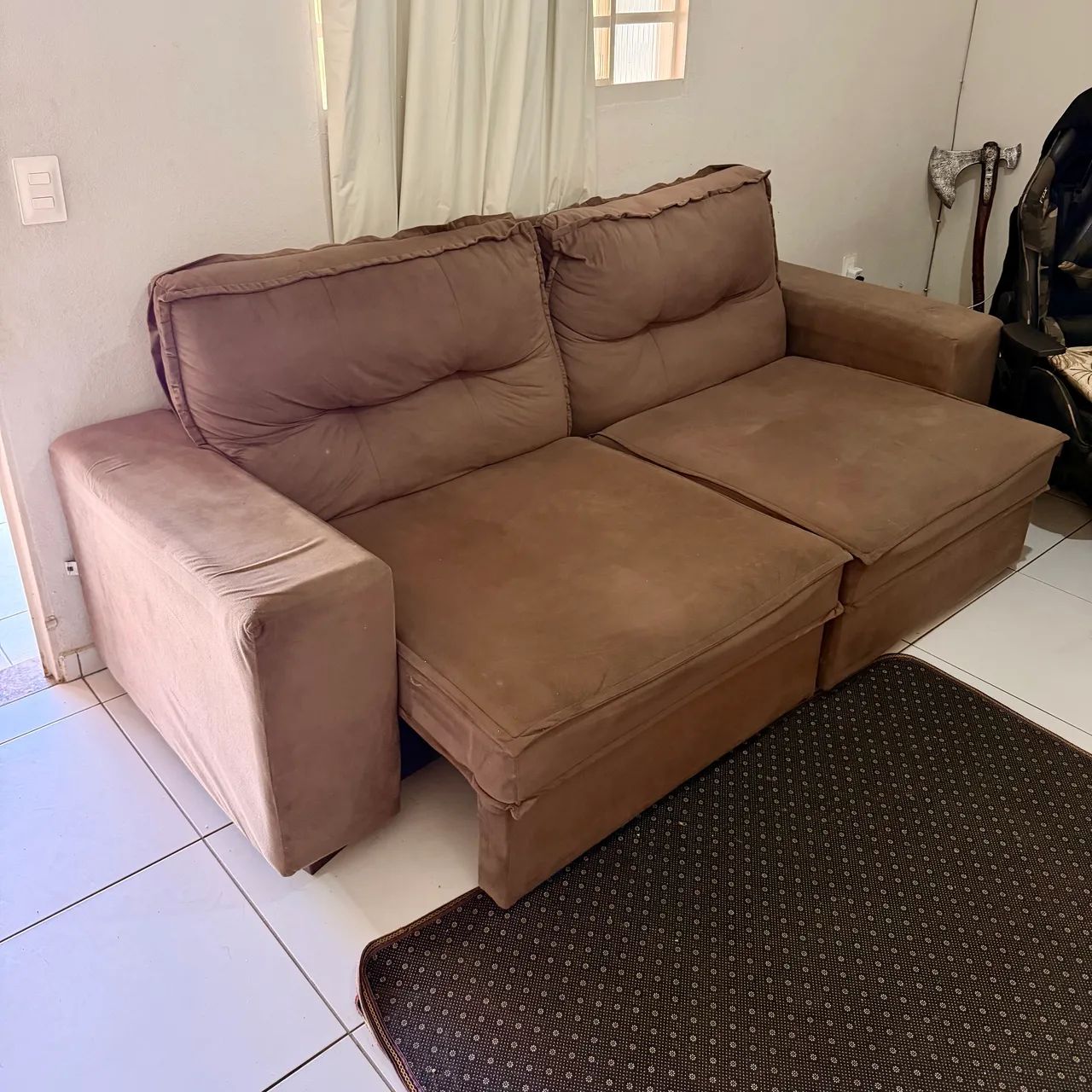 Sofá retrátil 4 lugares veludo - usado  - Foto 4