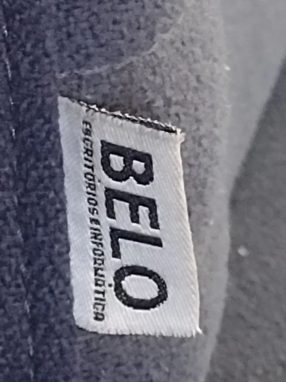 Cadeira diretor com assento e encosto gomado cor azul escuro marca móveis belo - Foto 6