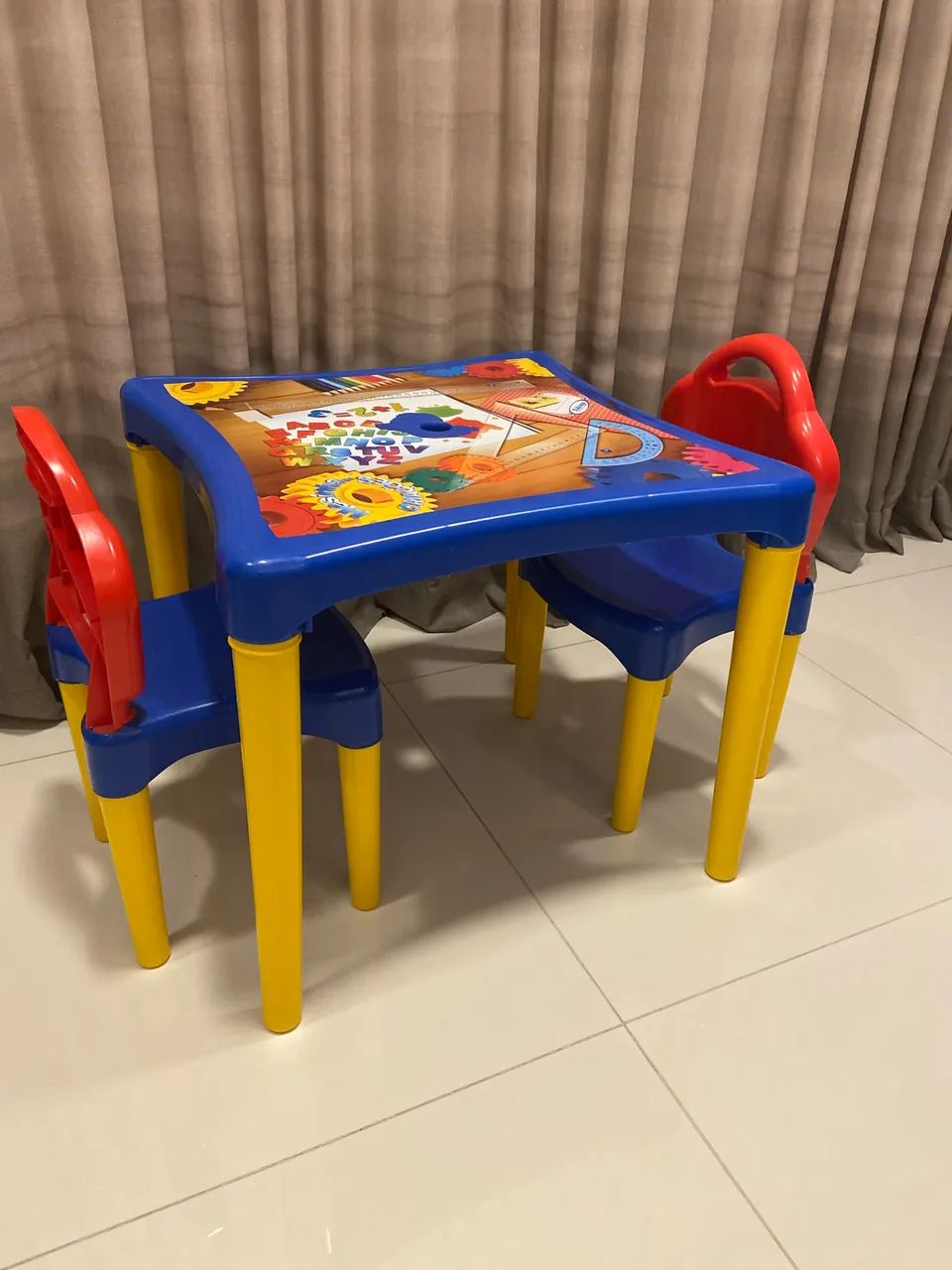 Mesinha infantil com 2 cadeiras 