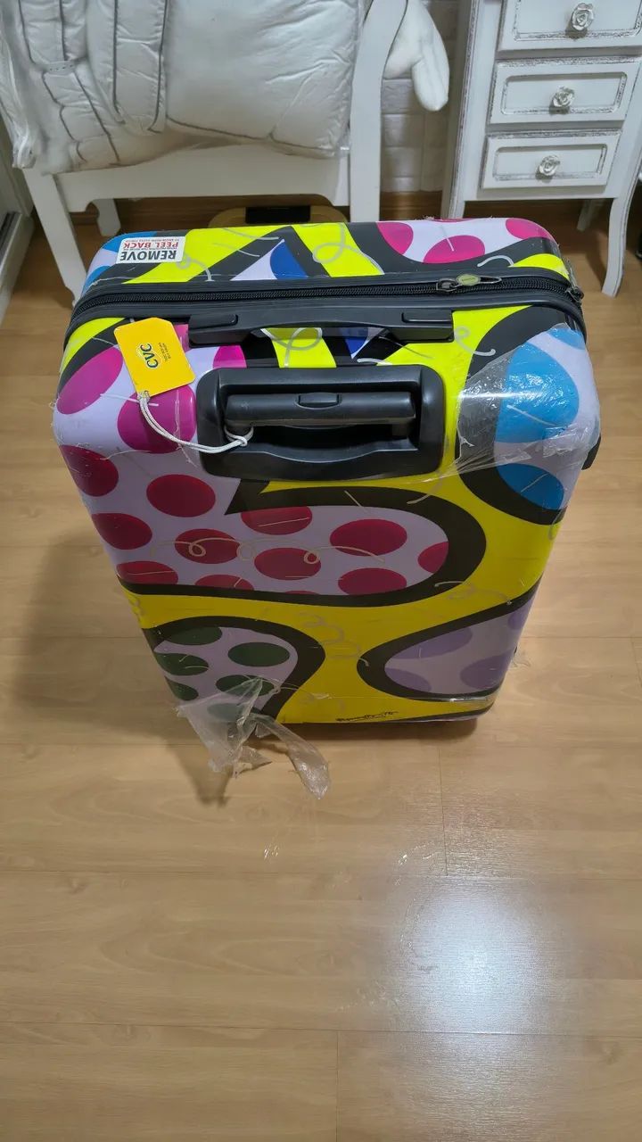 Melhor preço! Mala de viagem grande - Romero Britto - Usada - Foto 2