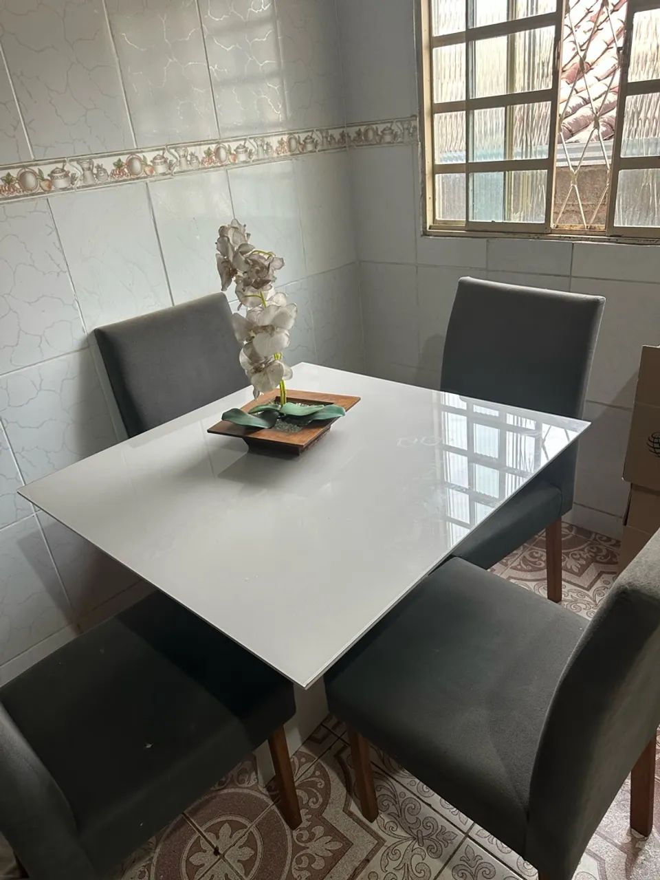 Vendo mesa com quatro cadeiras  - Foto 2