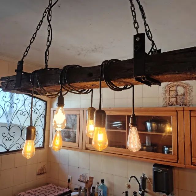 Lustre rústico de dormente para 6 lâmpadas 
