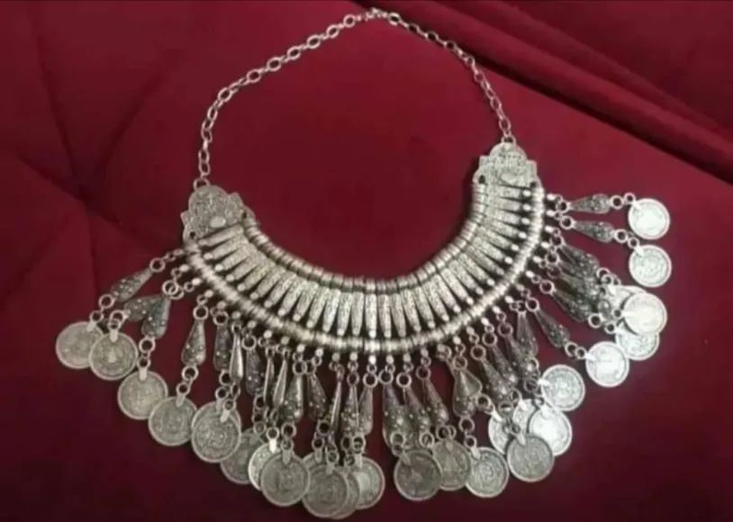 Colar Prateado Com Moedas Indiano - Foto 3