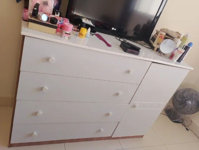 Cômoda branca grande 