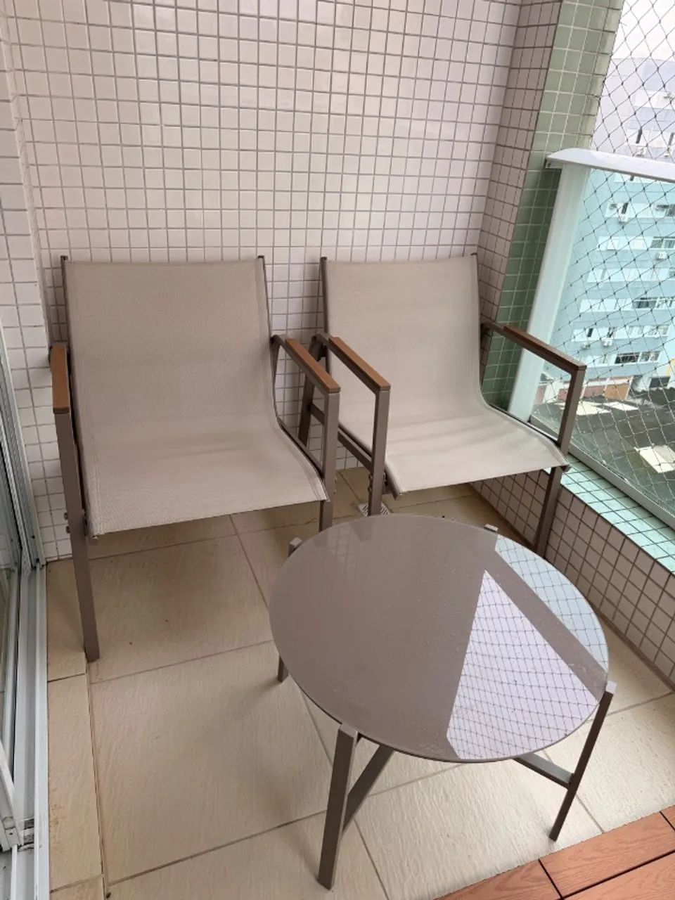 Conjunto de cadeira e mesa externa 