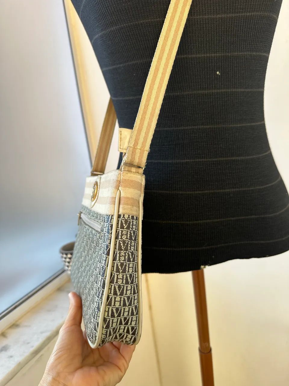 bolsa de ombro victor hugo monograma - Foto 4