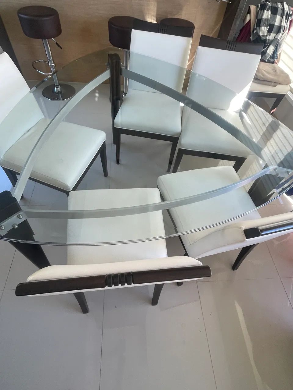 Mesa de jantar acompanha 6 cadeiras
