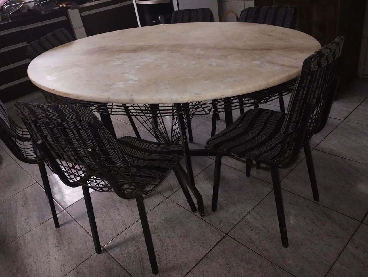 Mesa de mármore com 6 cadeiras 