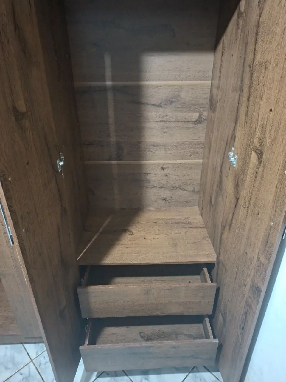Guarda Roupa Solteiro 4 portas 2 Gavetas com Espelho Interno - Foto 3