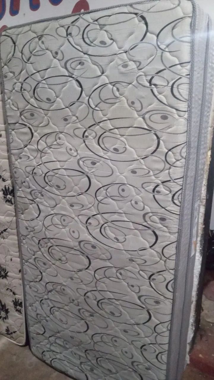 CAMA BOX BASE COM COLCHÃO ESPUMA - ESTAMPADO MUITO CONSERVADO ORTOBOM TENHO OUTROS MOVEIS 