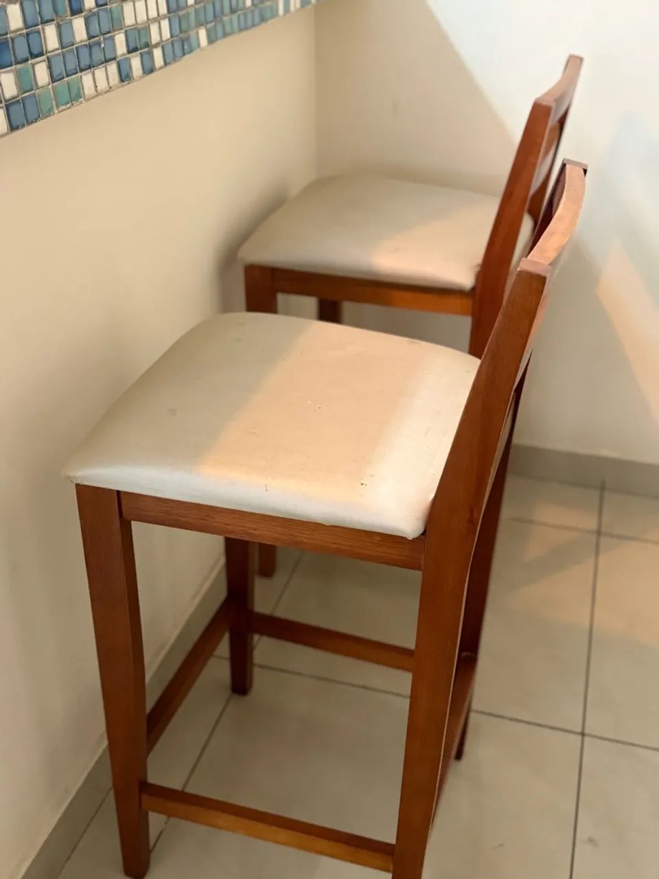 2 Banquetas de madeira com assento - Foto 2