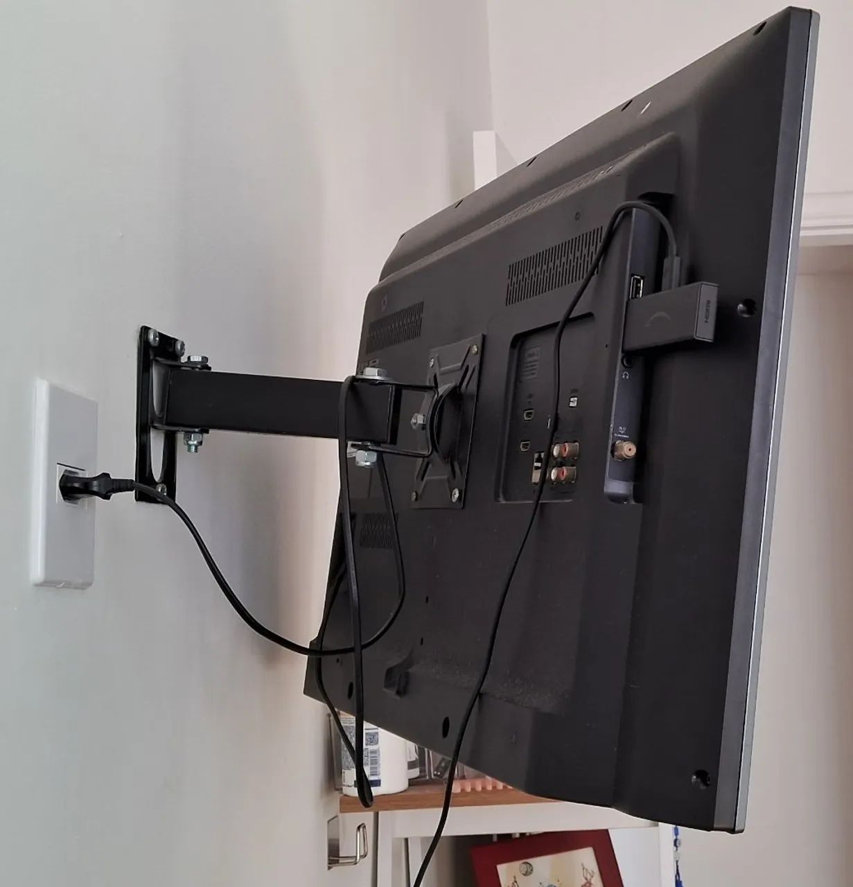 Smart TV 32 Polegadas Philips Slim LED Com Suporte De Parede E Controle - Foto 3