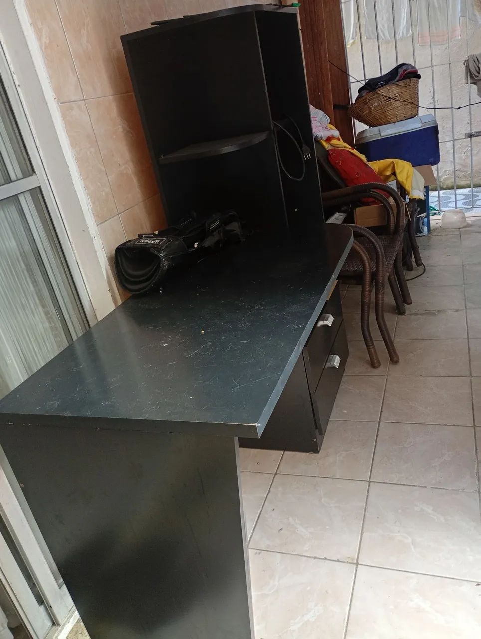 Vendo mesa com 2 gaveta bem conservado  - Foto 2