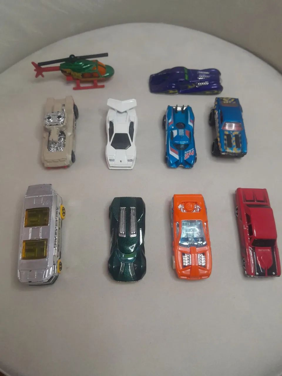 Carrinhos hotwheels. 