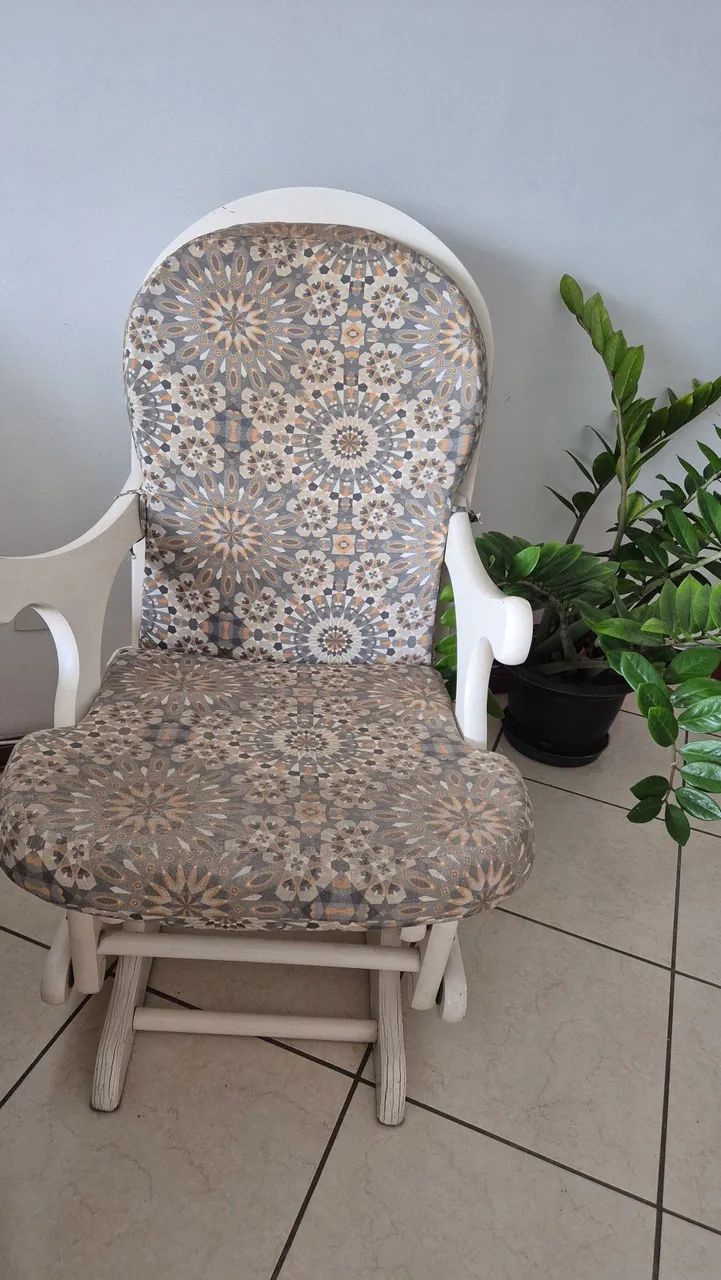 Vendo cadeira de balanço com assento estofado removível  - Foto 2