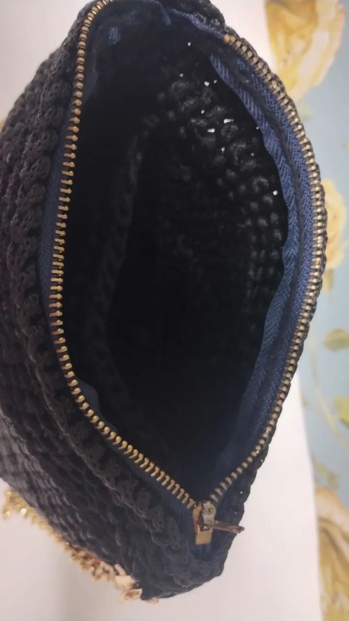 Bolsa de croché preta com alça dourada  - Foto 2