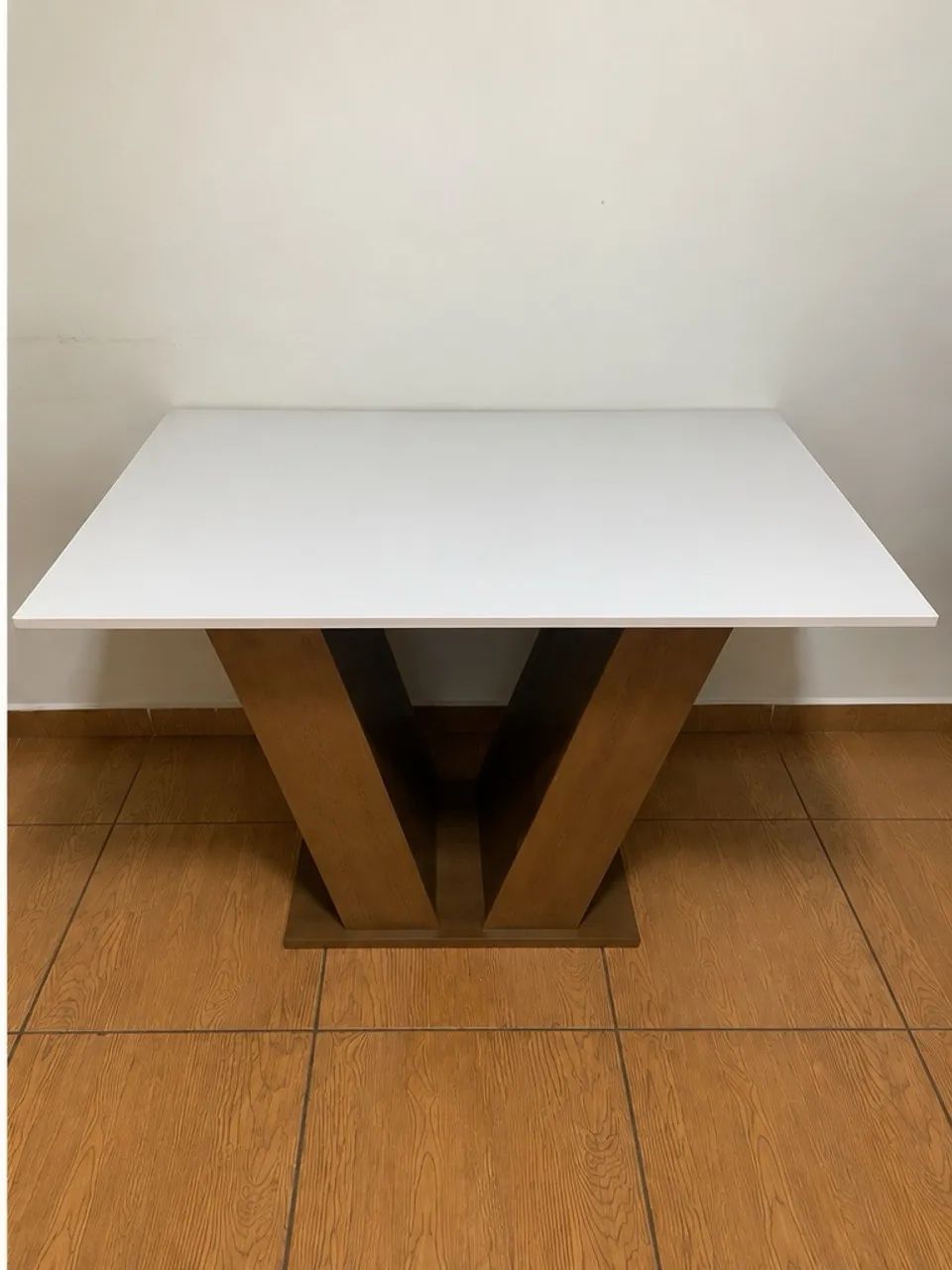 Mesa de Jantar Moderna com Tampo Branco