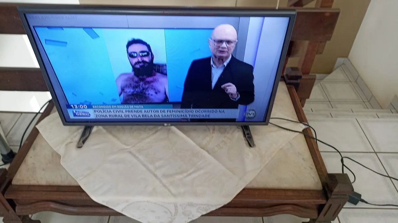 Vendo TV LG 32 polegadas semi nova 