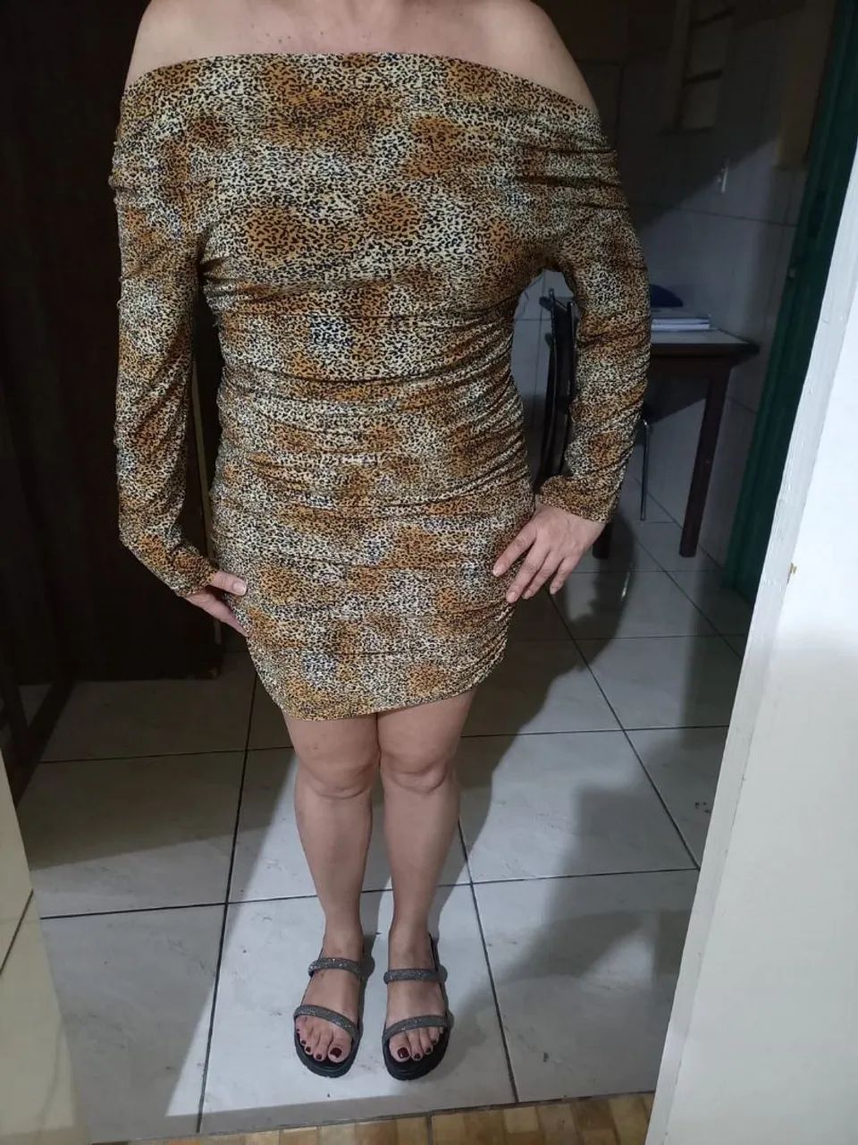 Vestido com estampa de onça, e com decote profundo nas costas - Foto 4