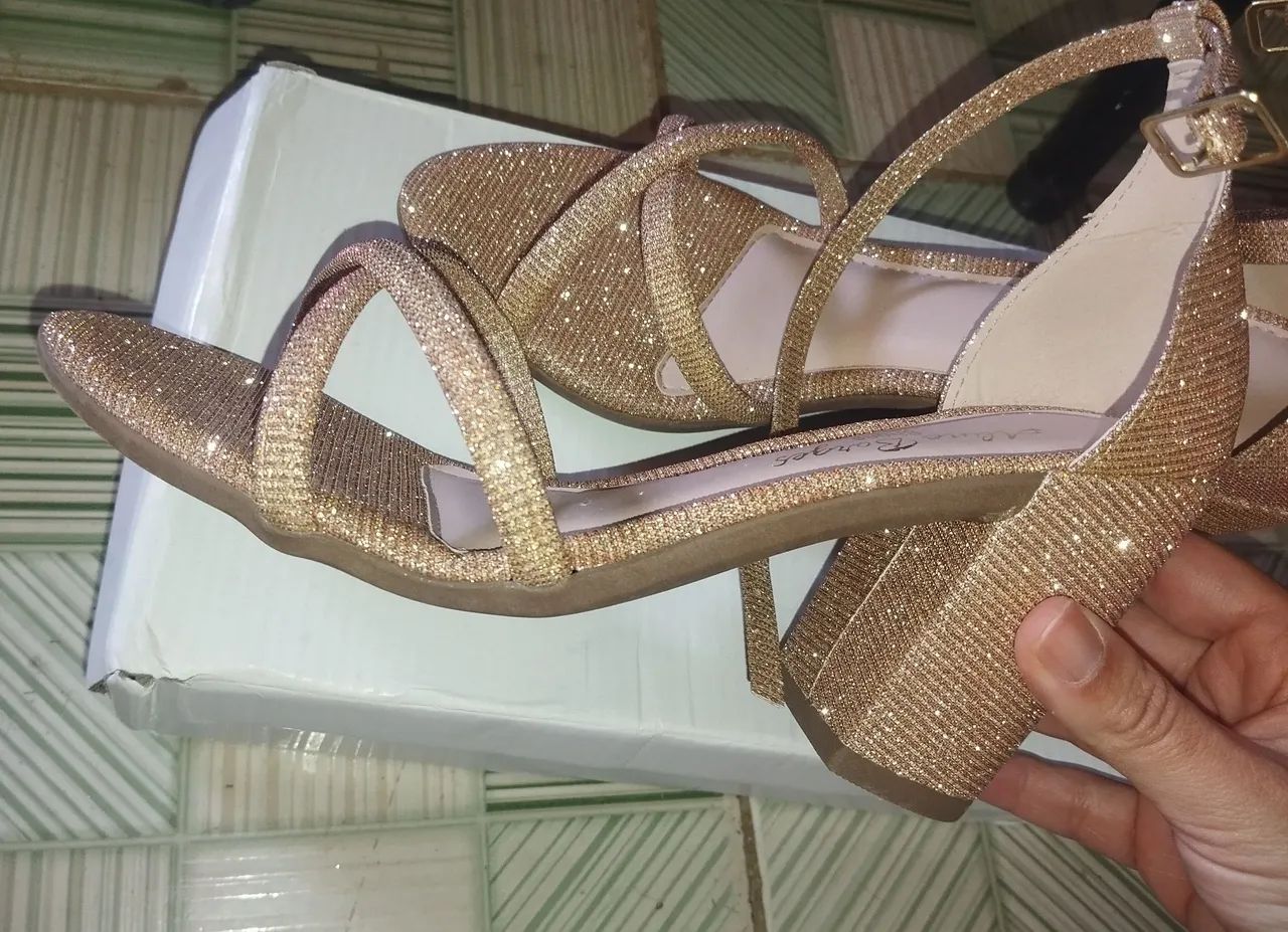 Sandália bege com brilhos - Foto 3