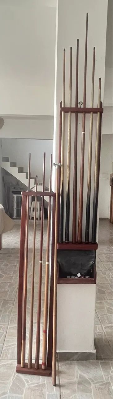 Mesa de sinuca com fichas, bolas, tacos e 2 suportes para os tacos - Foto 4
