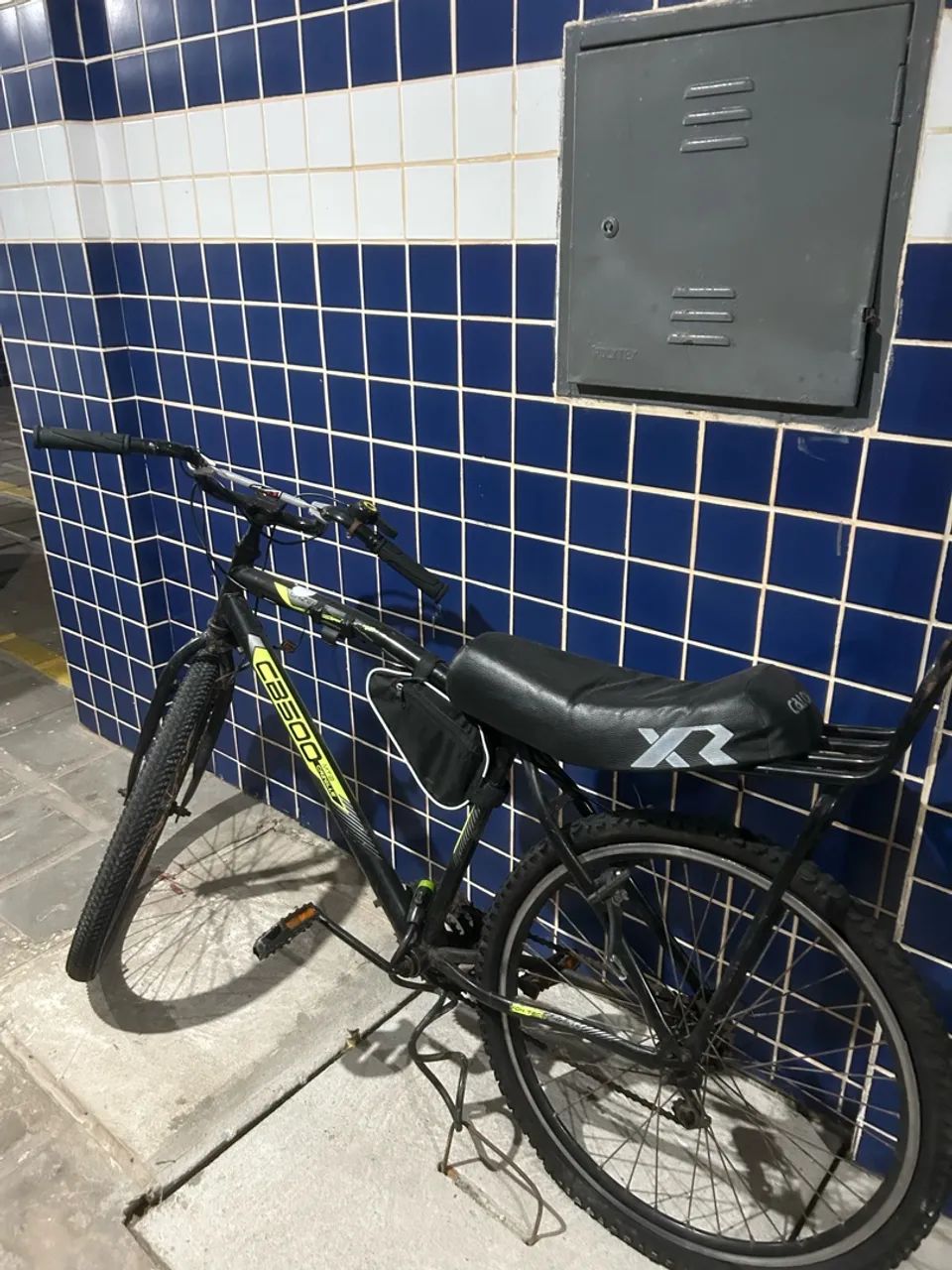 Bicicleta CB500 parada