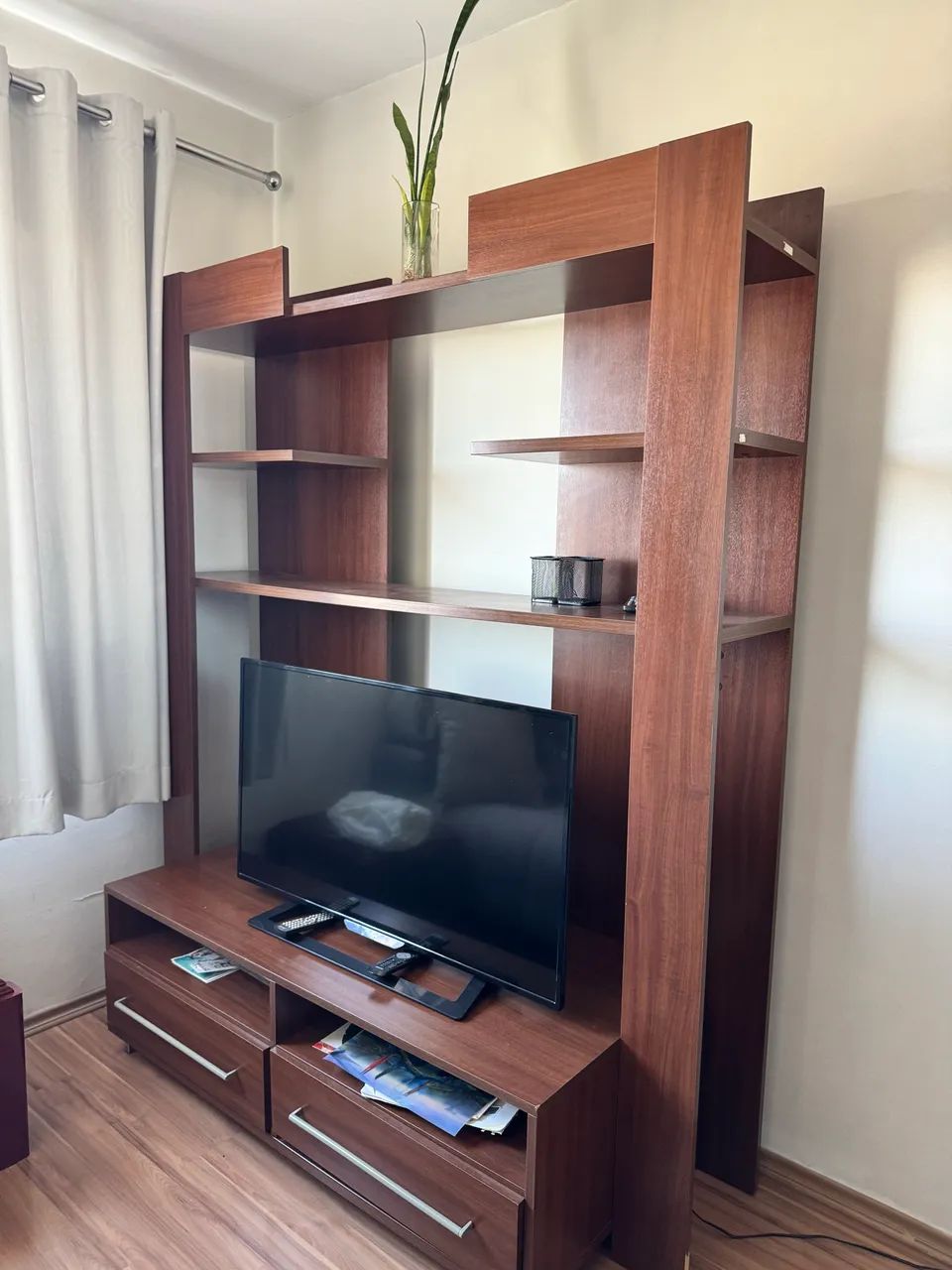 Rack com Painel para TV - Madeira/Mogno - Ótimo Espaço