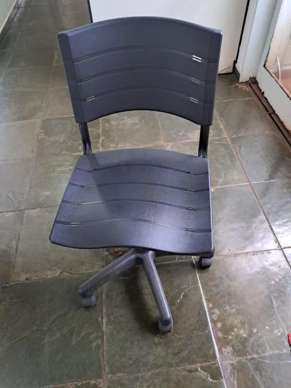 Cadeira giratória com regulagem de altura - Foto 2