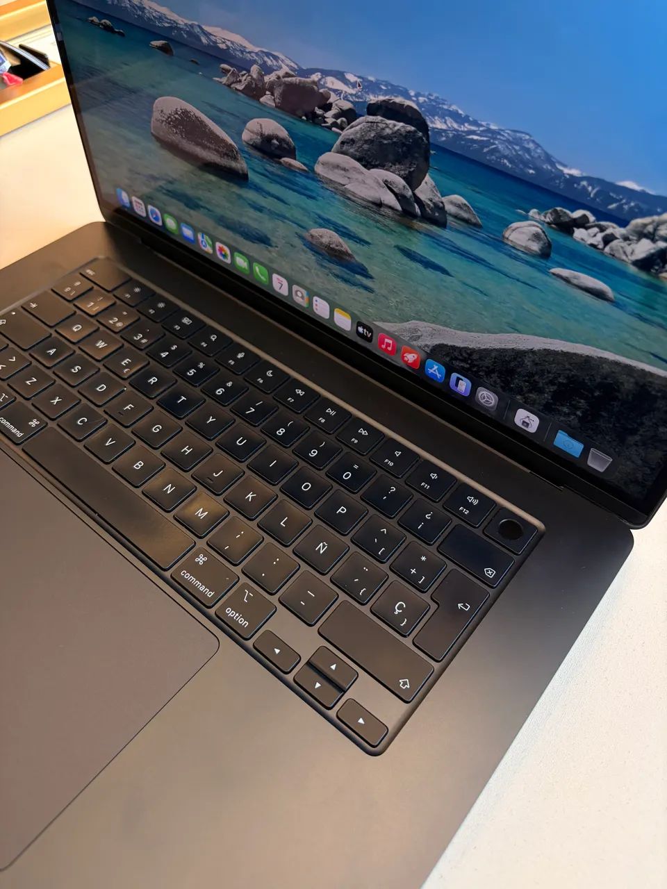 a p ple MacBookAir15.3インチLiquidMC7A4J/A Macbook Air, Tela 15.3