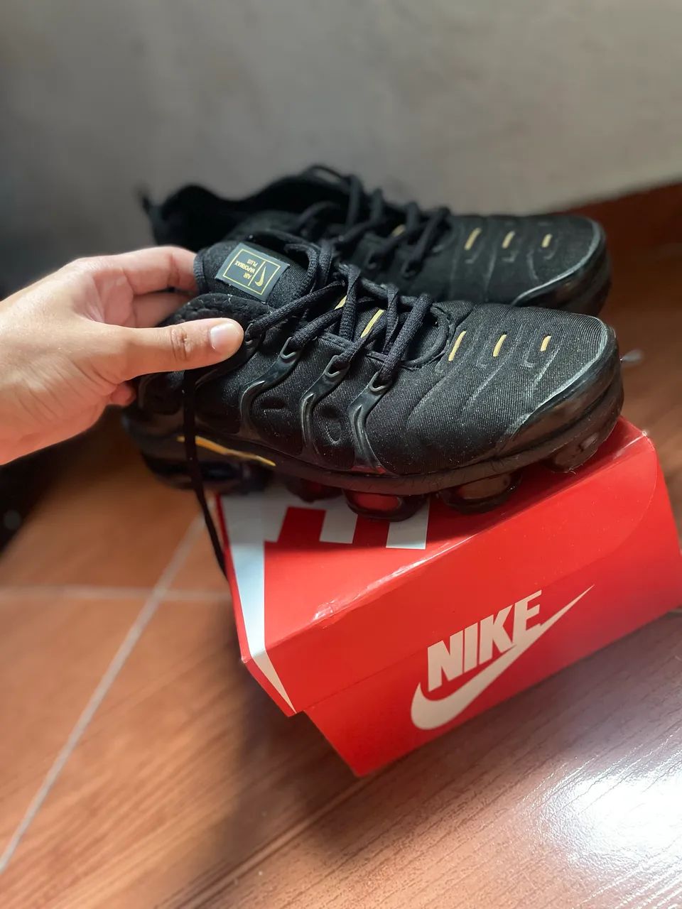 vapormax preto/dourado  - Foto 5