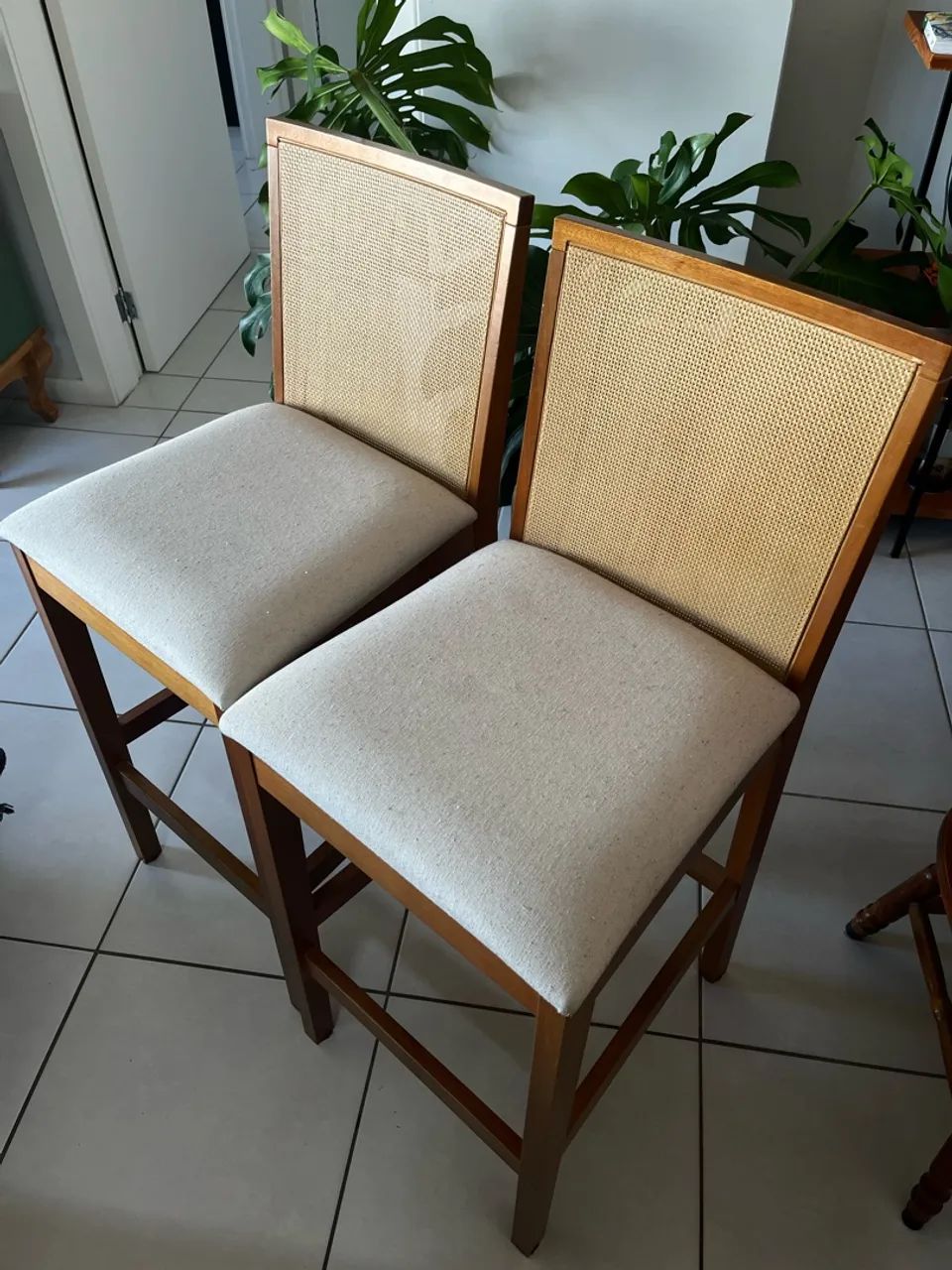 Cadeiras altas em palhinha (par - pra vender rápido)