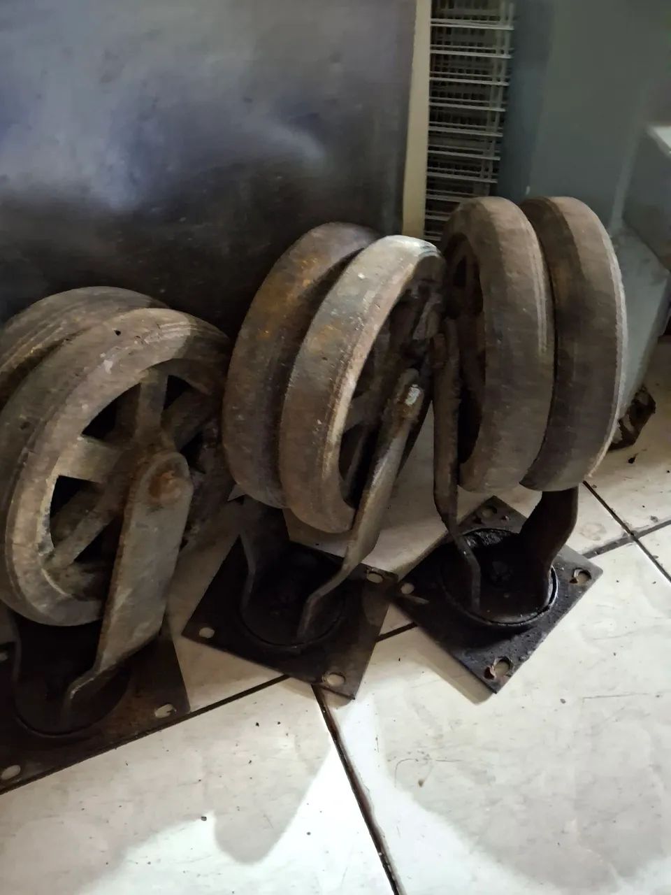 RODAS GIRATÓRIAS DE 0.27 DIÂMETRO  - Foto 5