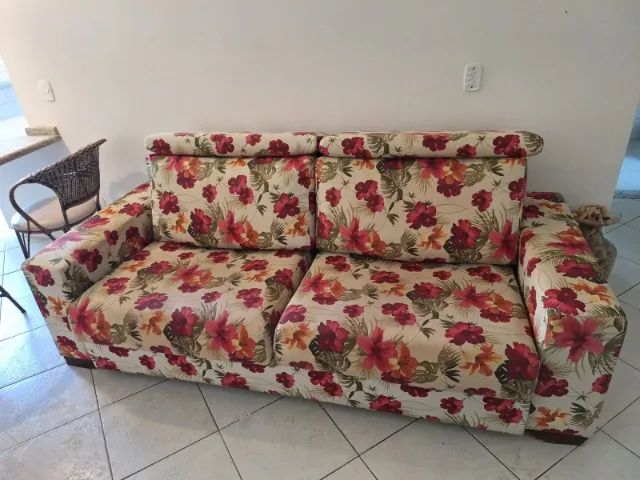 Sofá retrátil 3 lugares,  medida 2,23 x 0,95,   mecanismo retrátil funcionando.